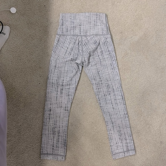 LULULEMON cropped 25” legging! - Picture 2 of 4